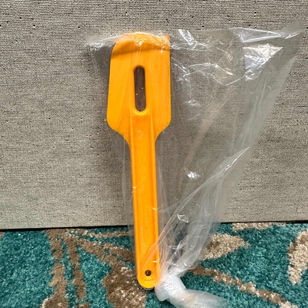 Tupperware Spatula BNWT